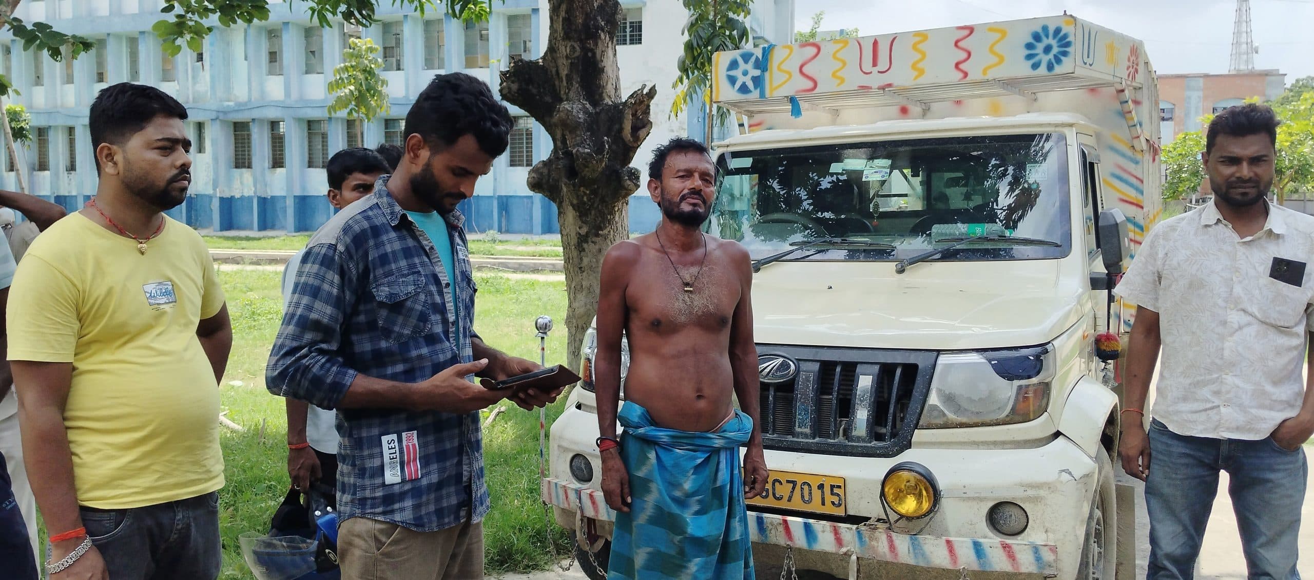 बरियाही-शिशबन्नी के बीच सड़क किनारे युवक का मिला शव, परिजनों ने कहा हत्या कर शव फेंका