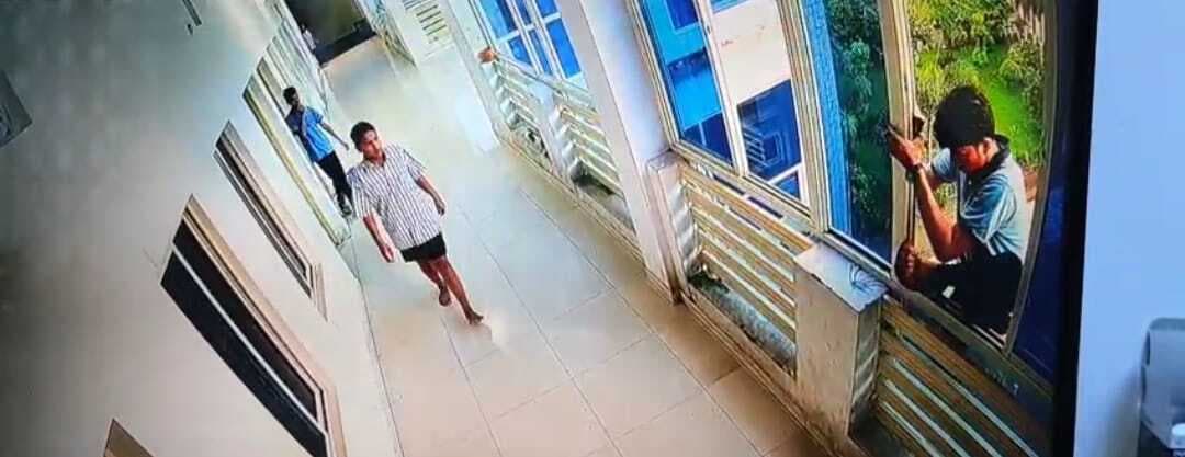 Chaibasa News : छात्र ने चौथी मंजिल से कूदकर जान दी परिजन बोले-शिक्षक प्रताड़ित करते थे