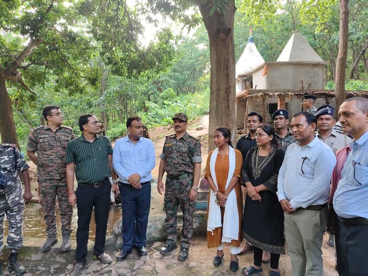 बूथ पर अवैध कब्जा को देख भड़के अधिकारी, दी चेतावनी