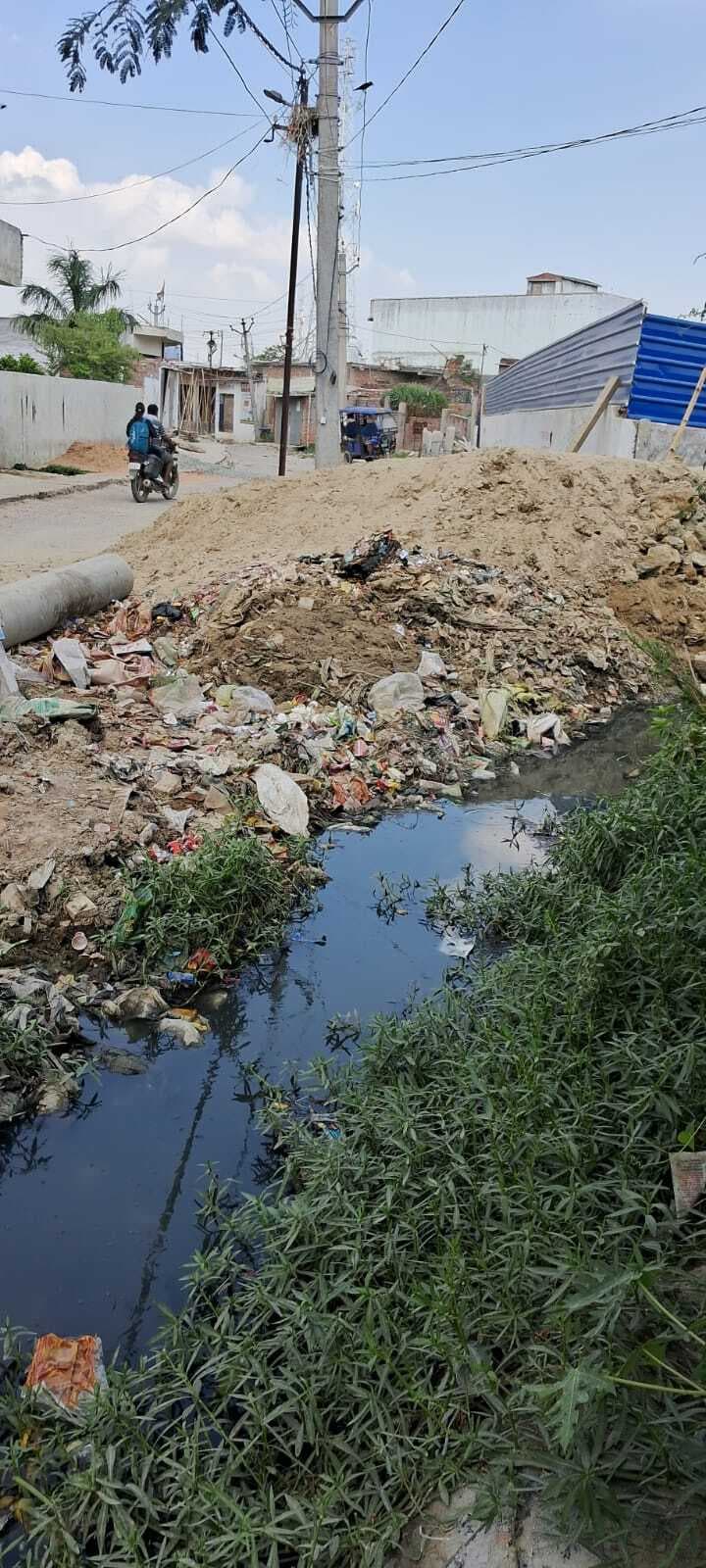 Madhubani News : गंदगी सड़क पर रखने से आक्रोश