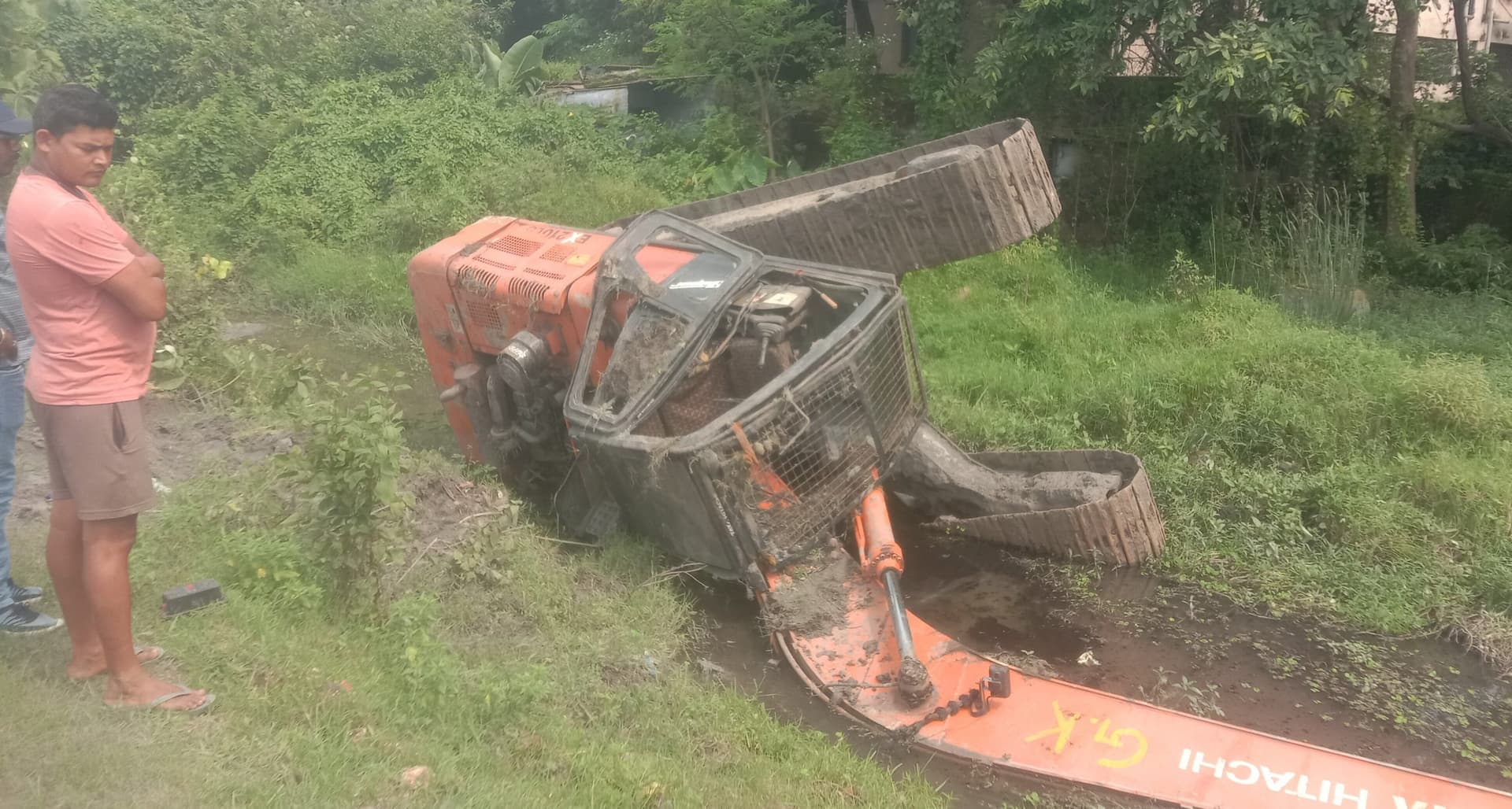 Bokaro News : टेलर से गिर कर पोकलेन मशीन क्षतिग्रस्त