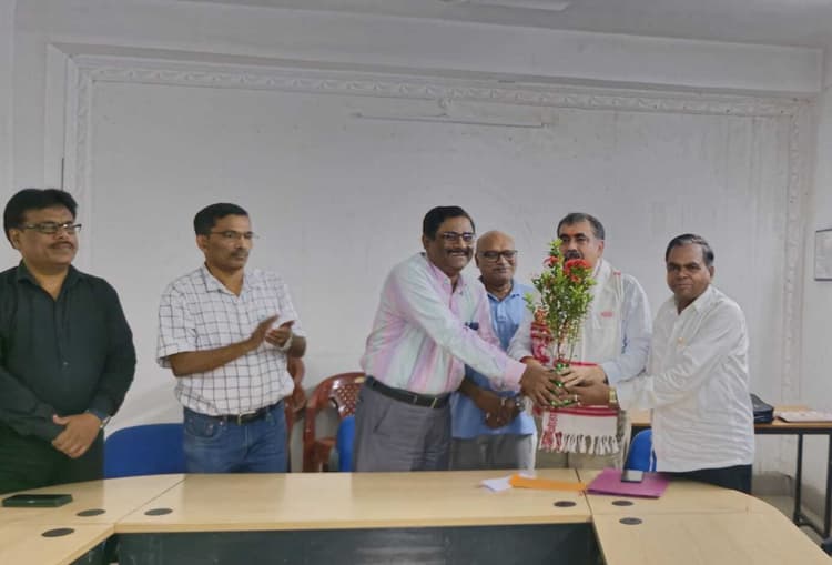 Chaibasa News : केयू : परीक्षा नियंत्रक डॉ अजय को विदाई, डॉ अरविंद को प्रभार मिला