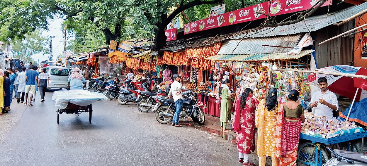 ranchi news : पहाड़ी मंदिर आनेवाले भक्त झेल रहे परेशानी, सड़क पर चलना मुश्किल, पार्किंग का भी इंतजाम नहीं