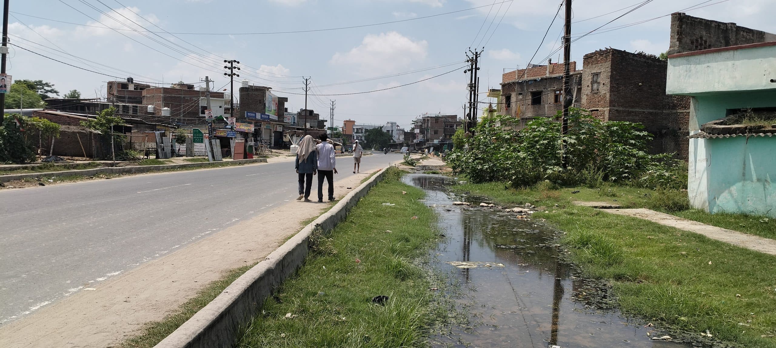 Bettiah : नाला लीक रहने से सर्विस रोड पर फैला गंदा पानी