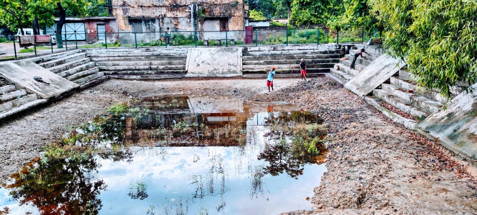 Bettiah : जल जीवन हरियाली अभियान के तहत तालाब की साफ सफाई व रंग रोगन