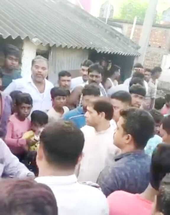 लोगों को समझाने पहुंचे विधायक, नहीं हटे ग्रामीण