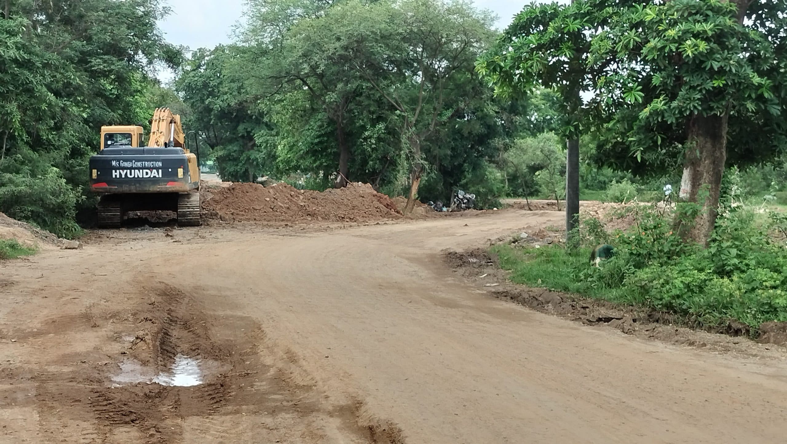 बगैर संकेत लगाये ही किया जा रहा सड़क निर्माण, दुर्घटना की आशंका