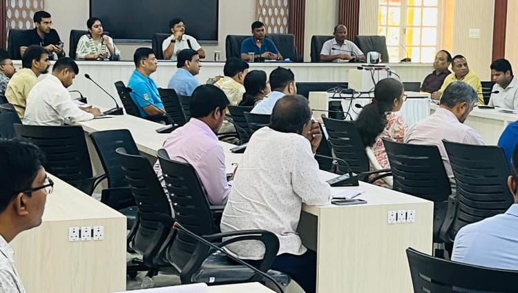 प्राथमिकता के आधार पर करें गहन पुनरीक्षण कार्य : डीएम