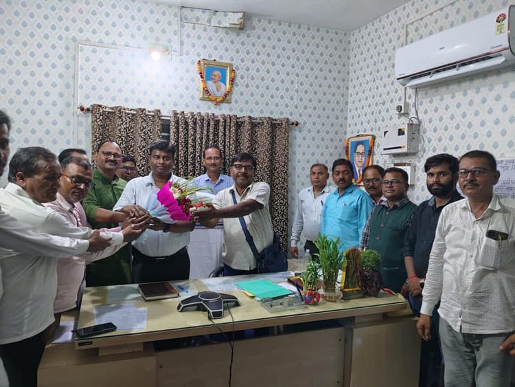 डीपीओ के बीच बांटी गयी जिम्मेवारी, शिक्षकों ने दी बधाई