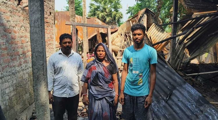 गैस सिलेंडर से उठी आग से दो घर जले, 80 हजार नगद समेत सामान खाक