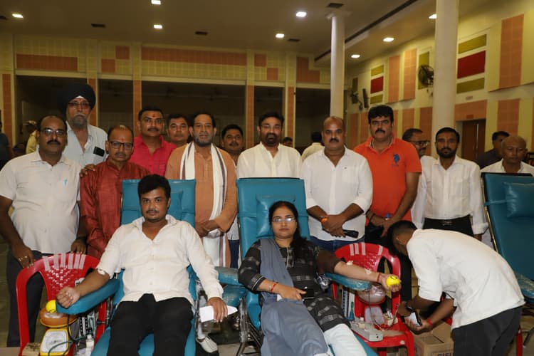 Jamshedpur news. जमशेदपुर दुर्गा पूजा केंद्रीय समिति के शिविर में 151 यूनिट रक्त संग्रह