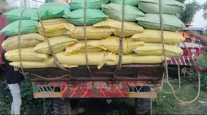 ट्रैक्टर पर लदे 100 यूरिया व 50 डीएपी की बोरी जब्त