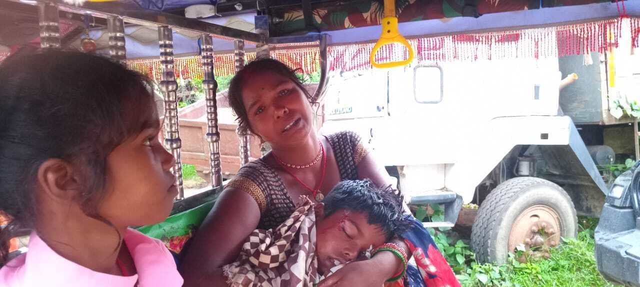 ट्रैक्टर के धक्के से बालक जख्मी