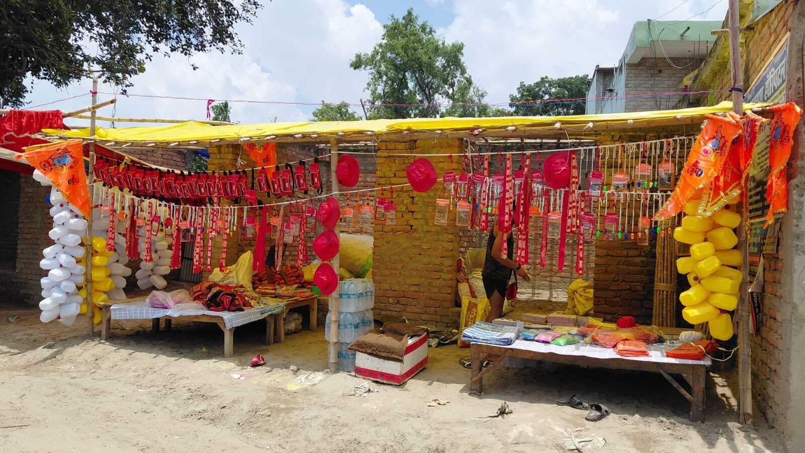 सावन को लेकर गेरुआ वस्त्रों व कांवर से पटा बाजार