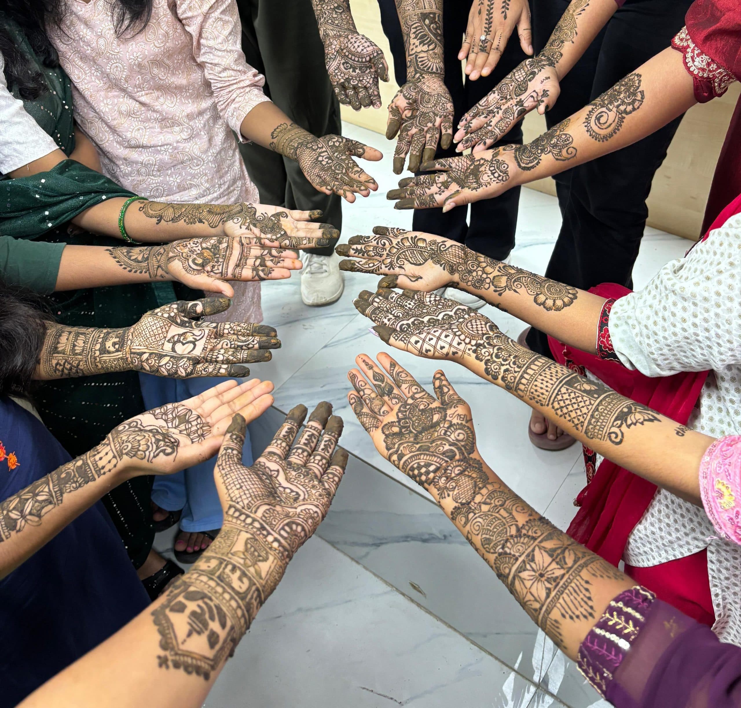 गौतम बुद्ध महिला कॉलेज में मेहंदी प्रतियोगिता, सांस्कृतिक जागरूकता पर जोर