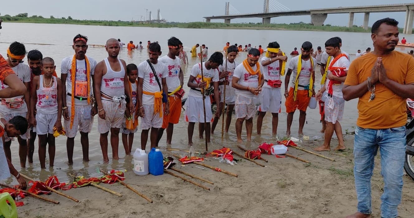 हजारों शिव भक्तों ने देर रात अगुवानी के पवित्र गंगा घाट पर जल भरा