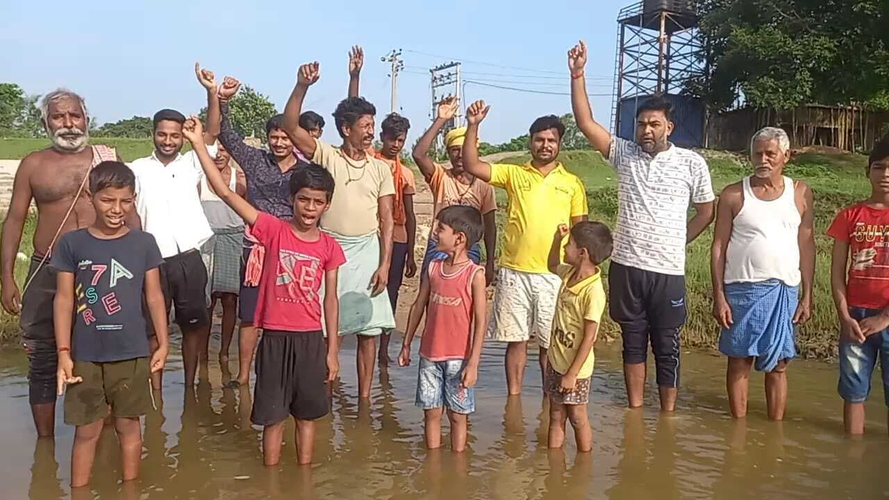 उलाय नदी पर पुल निर्माण की मांग को लेकर किया प्रदर्शन