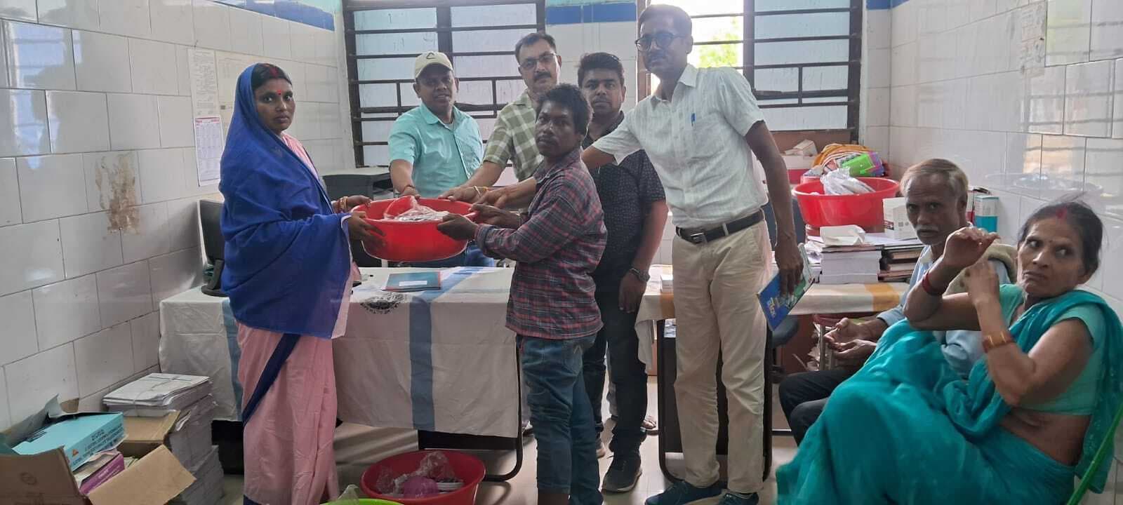 फाइलेरिया मरीजों के बीच शिविर आयोजित कर कीट का किया गया वितरण