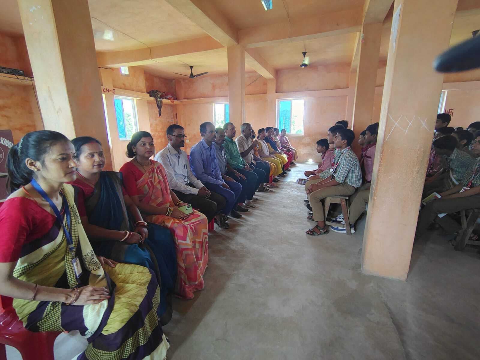 Madhubani News : छात्रों व शिक्षकों के बीच मोबाइल की उपयोगिता पर संवाद कार्यक्रम आयोजित