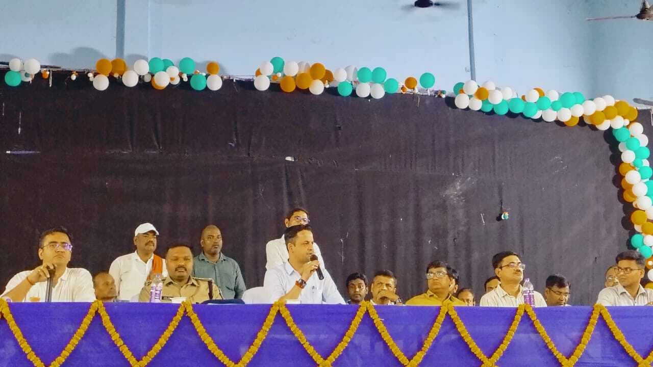 Madhubani News : पदाधिकारी समय से अपने प्रतिनियुक्ति स्थल पर हो जाएं उपस्थित