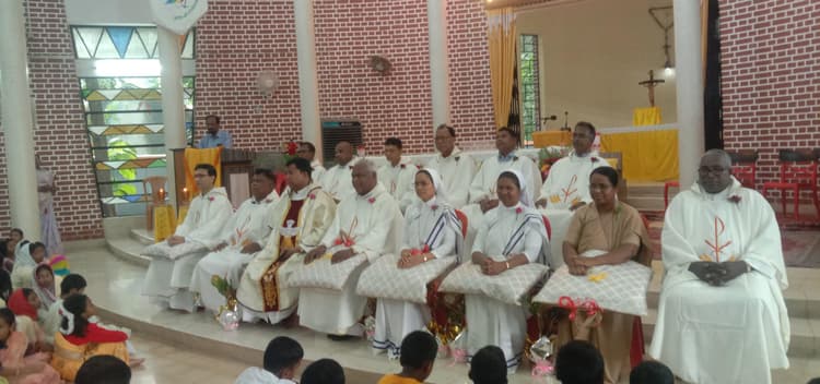 Chaibasa News : आत्म-पहचान ही अच्छे संबंधों की पहली सीढ़ी : फादर बोदरा
