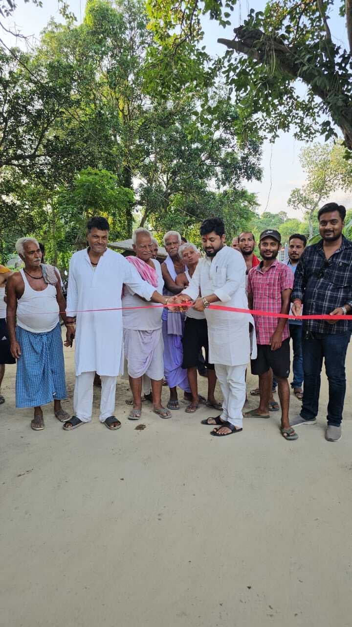 Madhubani News : जिप सदस्य ने पीसीसी सड़क का किया उद्घाटन