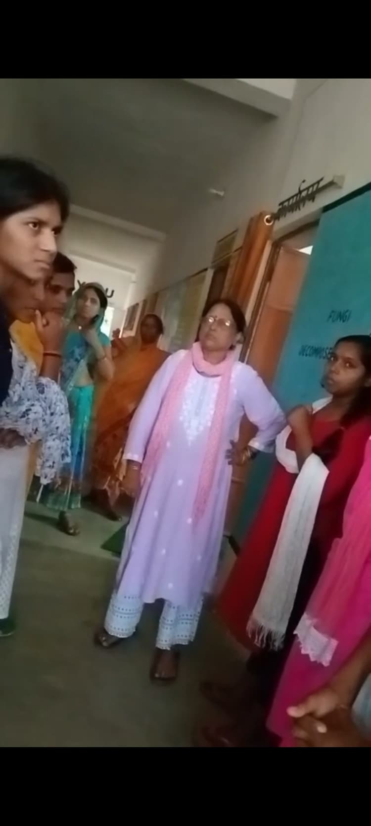 Giridih News :पांच बजे शाम तक छात्राओं को खाना नहीं मिला खाना, अभिभावकों ने किया हंगामा