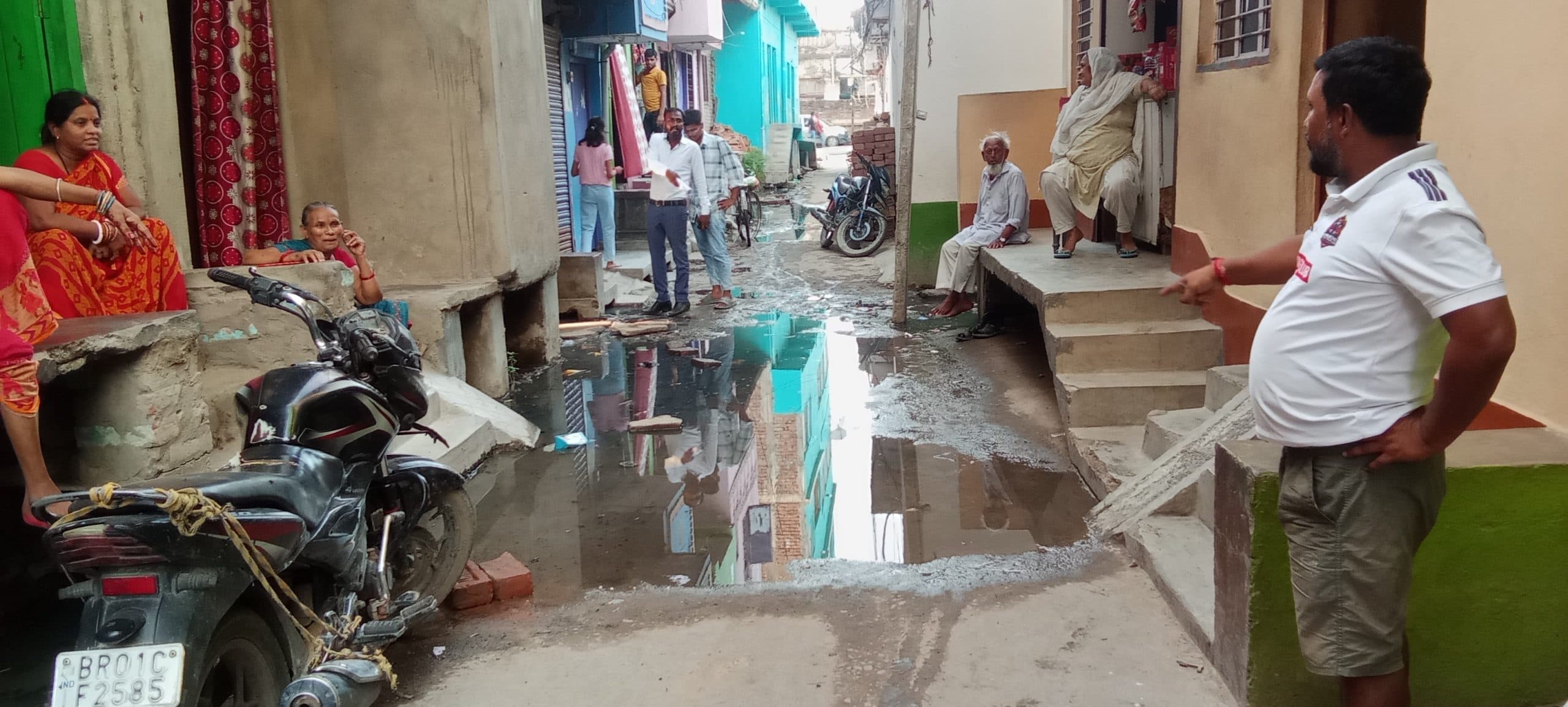 सड़क पर बह रहा नाले का पानी, परेशानी