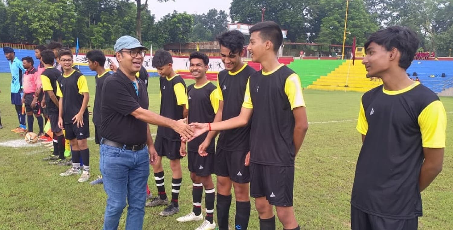 Bokaro News : जीवन की शुरुआत ही होती है खेल से : फादर अरुण