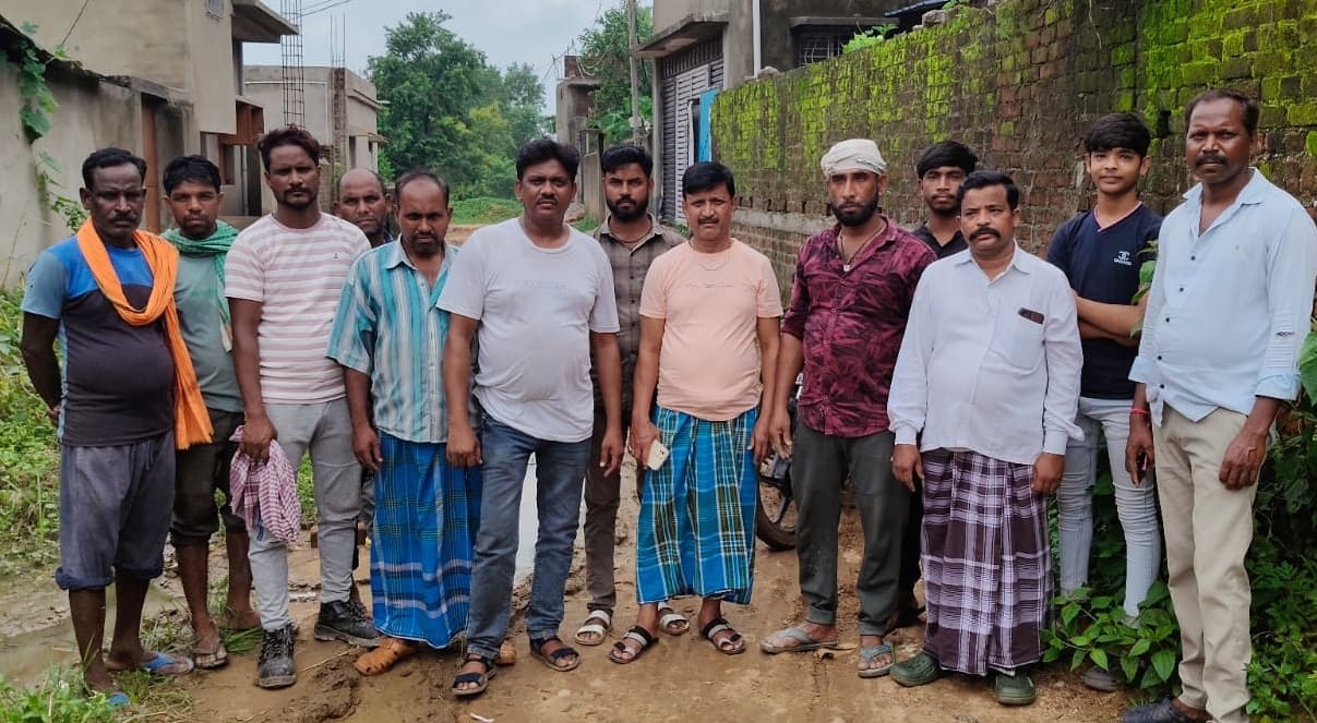 Bokaro News : बारिश में मुसीबत बनी कच्ची सड़क, फिसल कर चोटिल हो रहे लोग