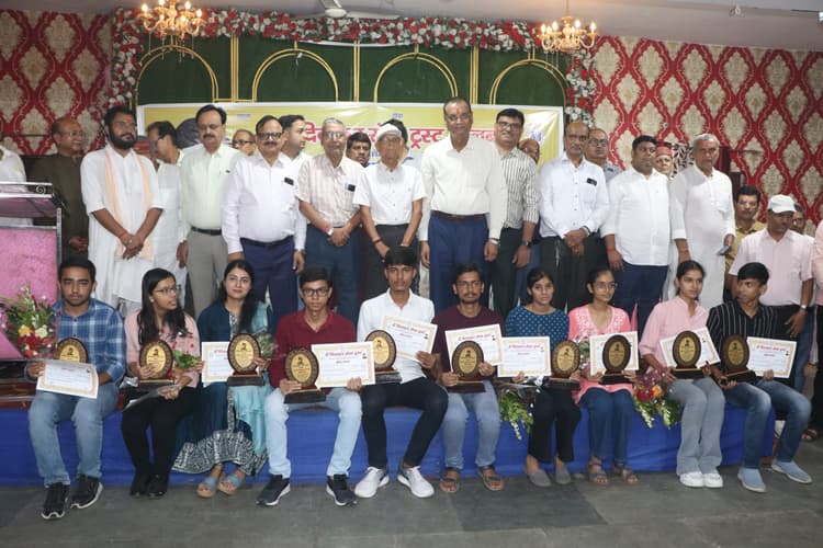 Dhanbad News : ओम दिनकर सेवा ट्रस्ट ने सफल विद्यार्थियों को किया सम्मानित