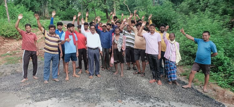 Bokaro News : जंगल के भीतर आधी रात को हो रहे सड़क निर्माण को ग्रामीणों ने रोका