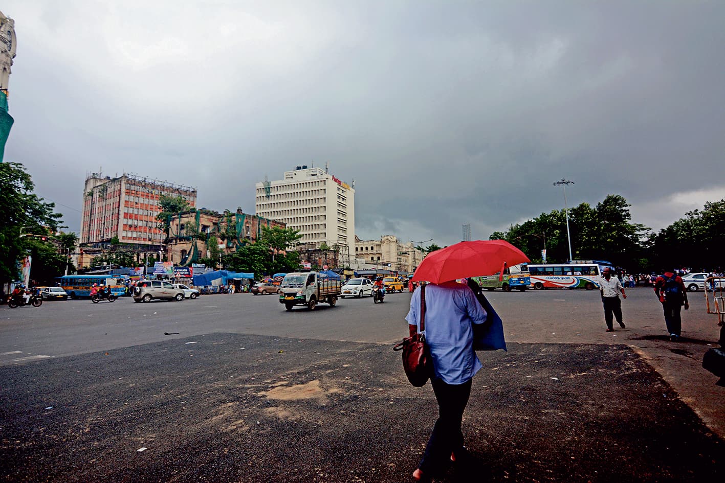 अगले 48 घंटे तक कोलकाता के साथ ही दक्षिण बंगाल में भारी बारिश के आसार