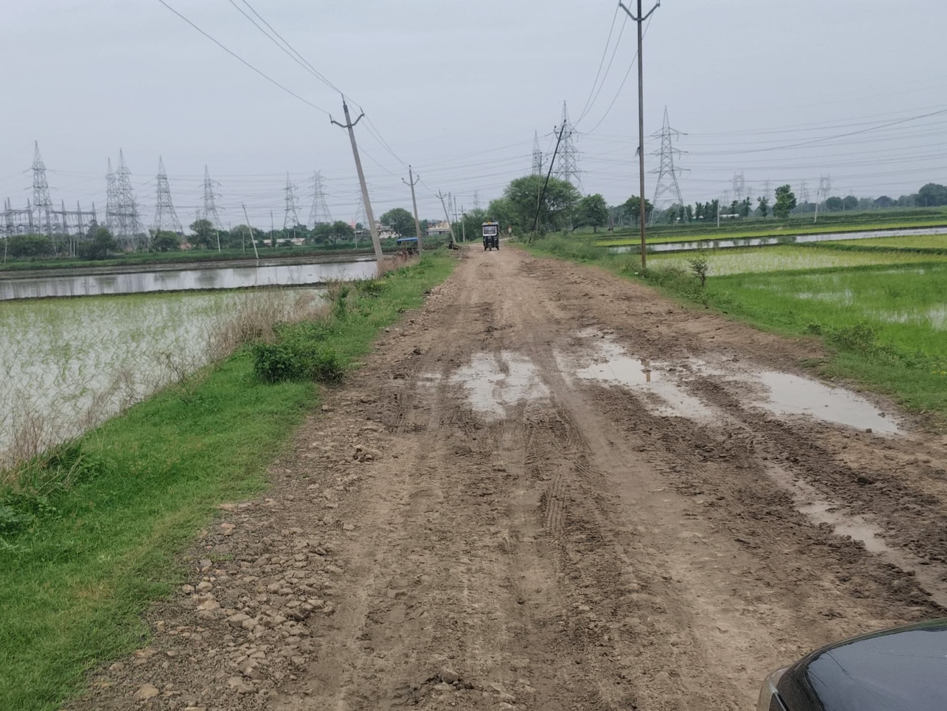 भारी वाहन के परिचालन से ध्वस्त हो गयी ग्रामीण सड़क