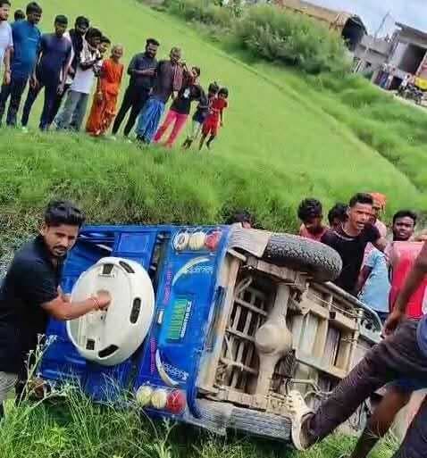 ट्रैक्टर के धक्के से गड्ढे में गिरा टोटो, कई लोग घायल