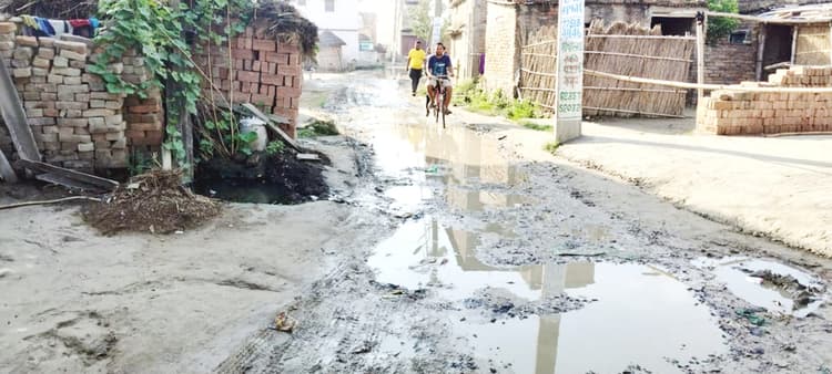 नरक का नजारा पेश कर रहा नप का फतेहपुर गांव, एक किमी तक सड़क पर है जलजमाव