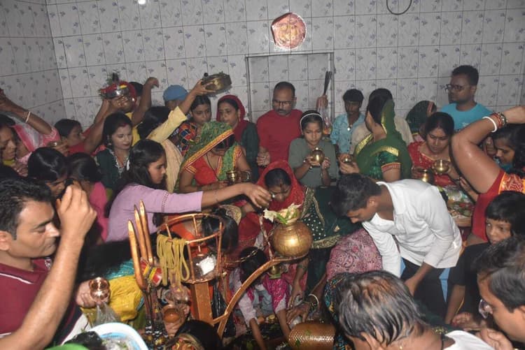 सावन की पहली सोमवारी पर शिवालयों में उमड़ा सैलाब, किया जलाभिषेक