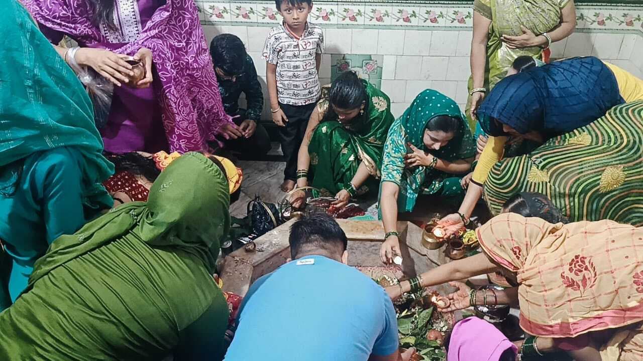 सावन की पहली सोमवारी पर भक्तों ने भगवान शिव पर किया जलाभिषेक