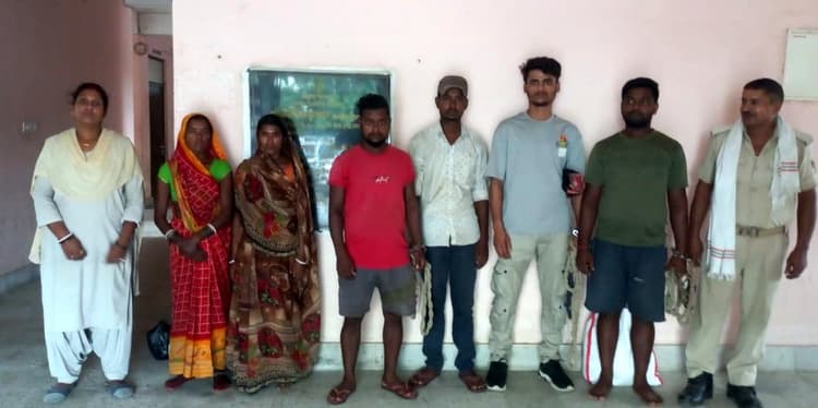 दो महिला सहित पांच तस्कर व एक शराबी गिरफ्तार