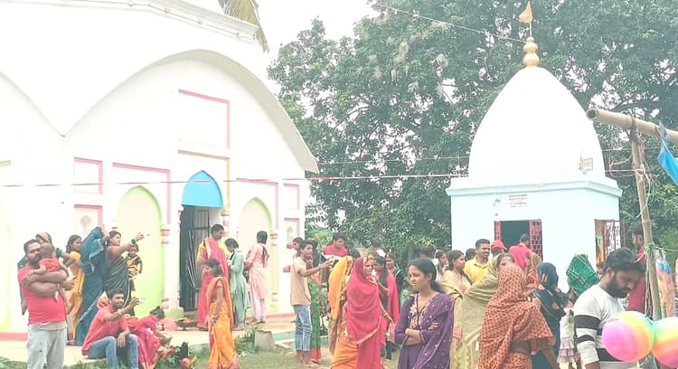 पहली सोमवारी पर भारीडीह शिव मंदिर में श्रद्धालुओं की उमड़ी भीड़