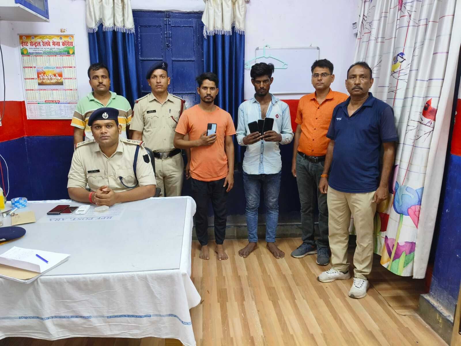 आरा जंक्शन परिसर से चोरी के मोबाइल के साथ दो आरोपित धराये