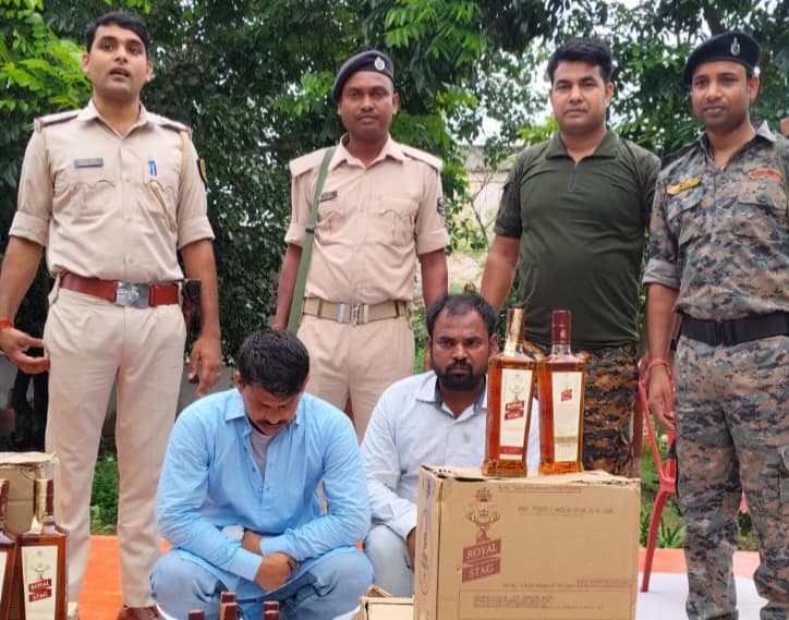 107 लीटर शराब के साथ दो तस्कर गिरफ्तार