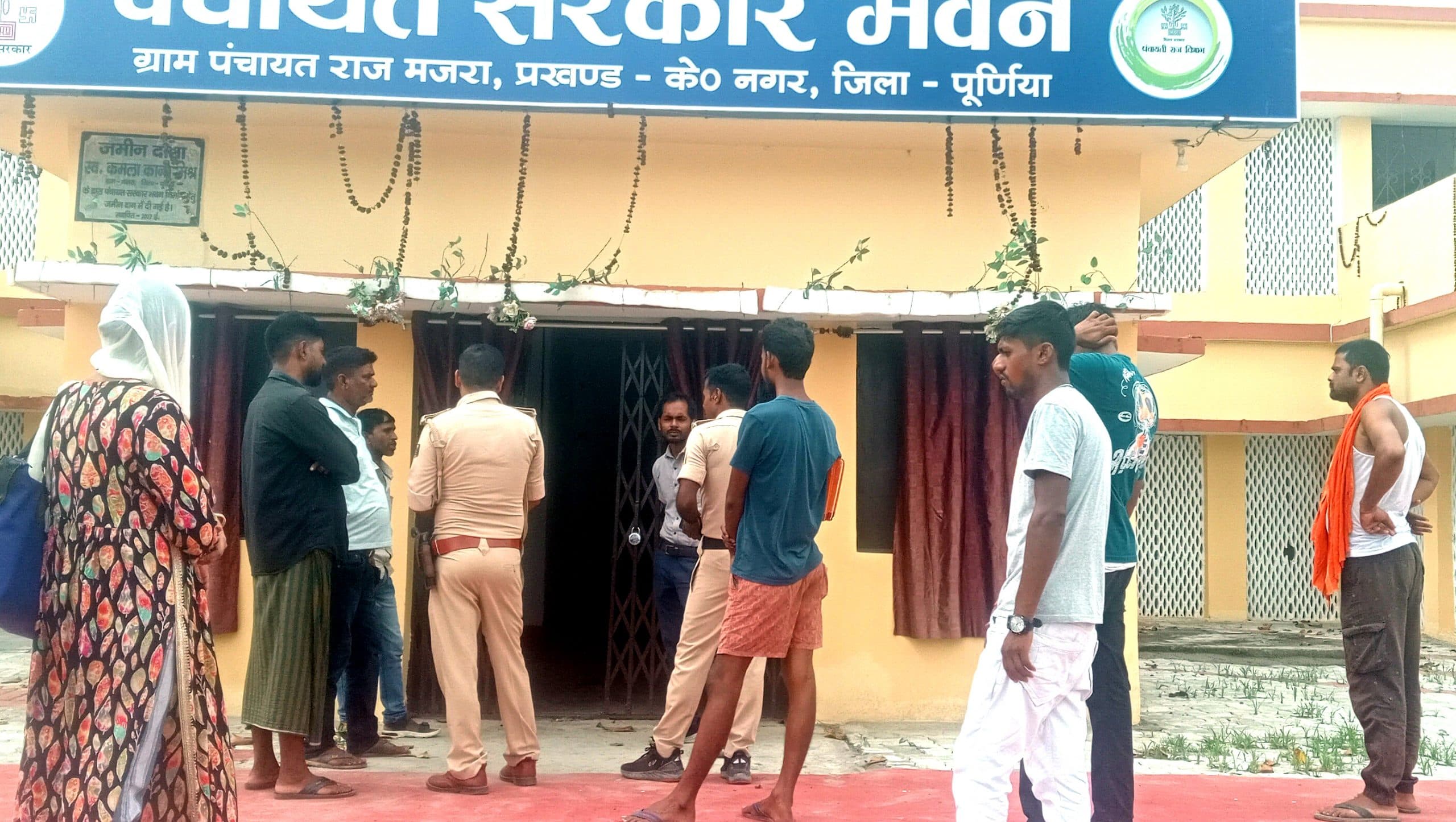 मजरा पंचायत सरकार भवन में लाखों के सामान की चोरी