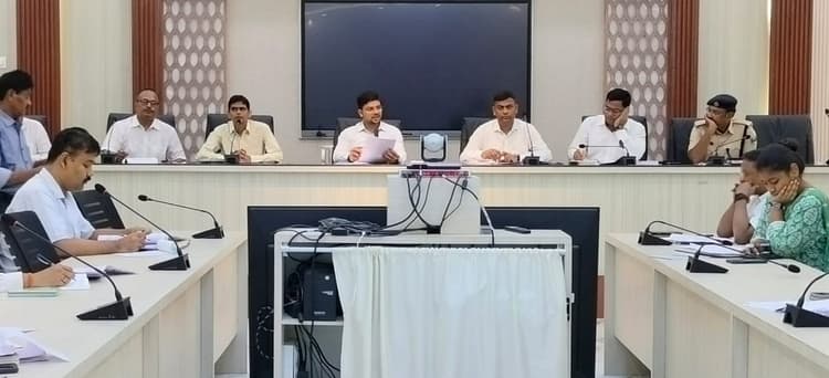 आयकर विभाग के प्रावधानों का शत प्रतिशत हो अनुपालन : डीएम