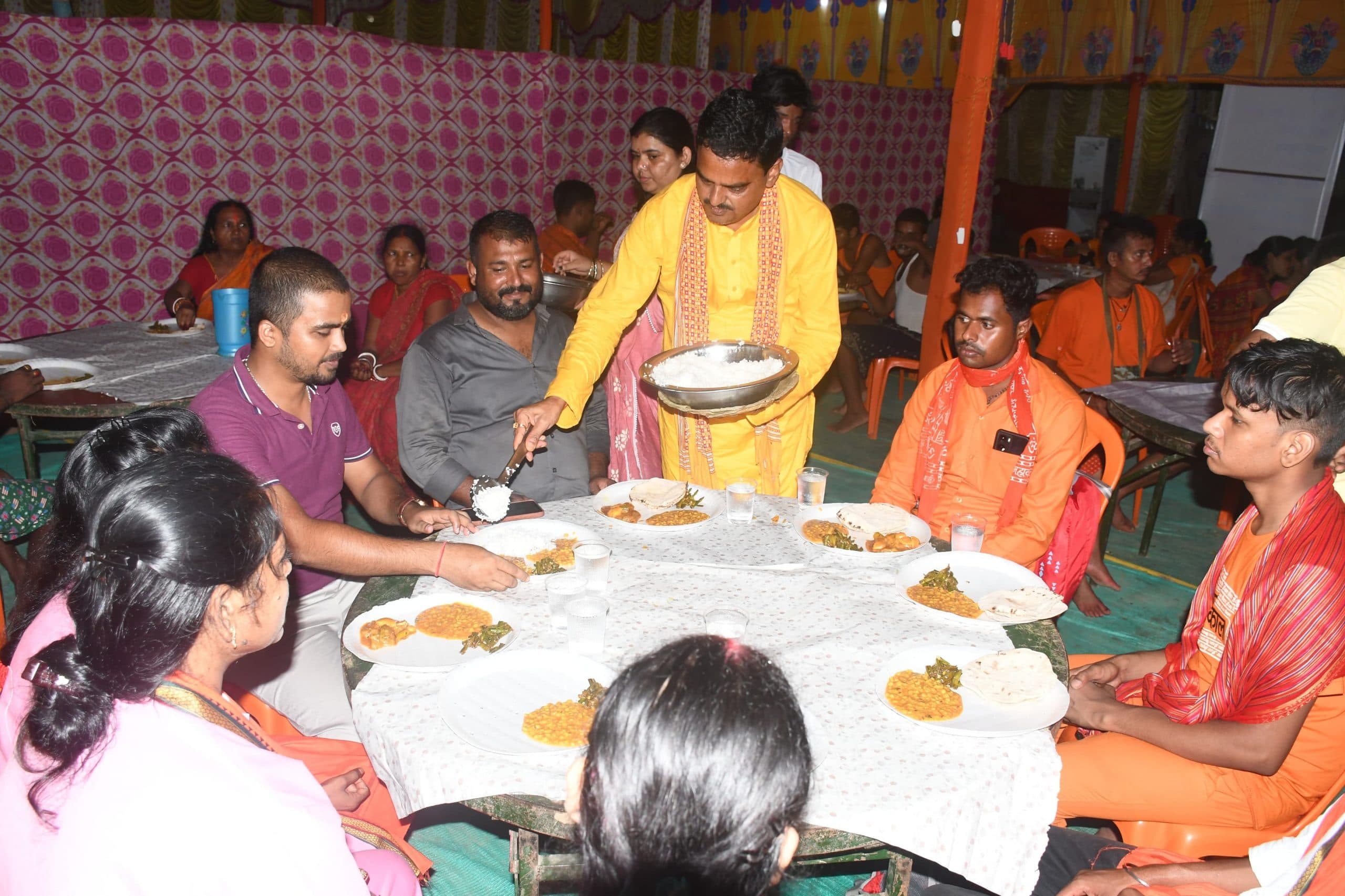 पूर्णिया सेवा शिविर में पहली सोमवारी को पहुंचे हजारों श्रद्धालु