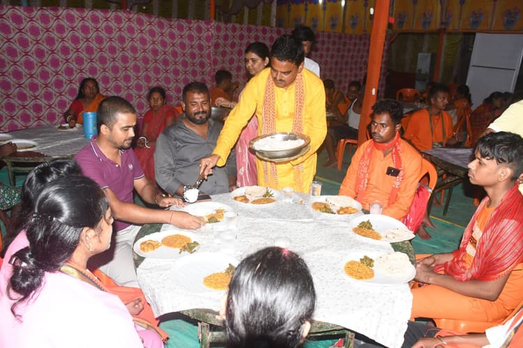 पूर्णिया सेवा शिविर में पहली सोमवारी को पहुंचे हजारों श्रद्धालु
