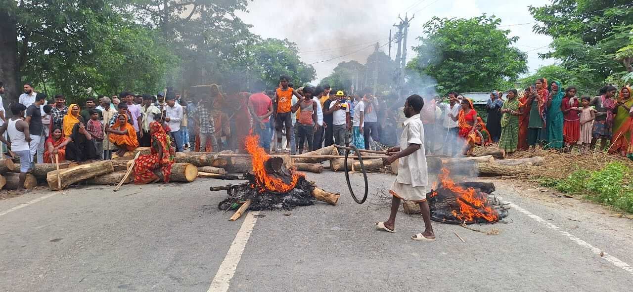 ट्रैक्टर जब्त करने गयी पुलिस, तो लोगों ने जाम किया रोड