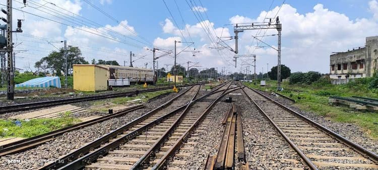 मधुपुर में ट्रेन से कटकर वृद्ध की मौत