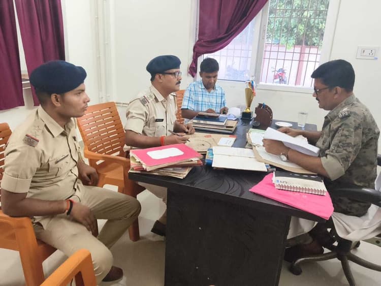 औचक निरीक्षण के दौरान जांच करते एएसपी