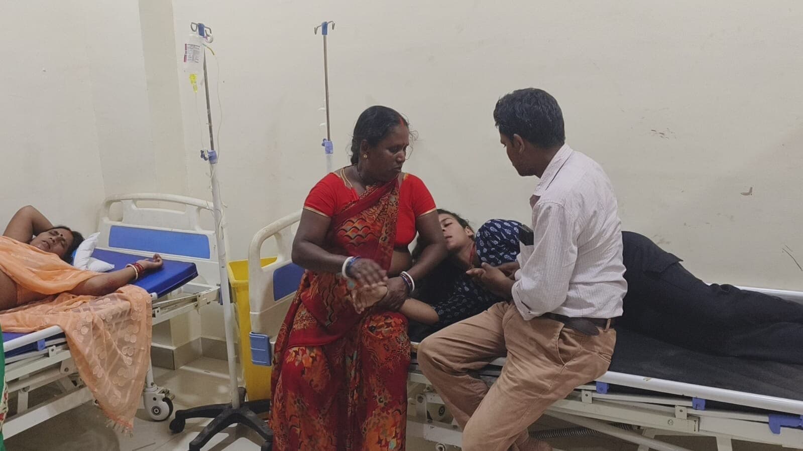 Giridih News :पुल से नीचे गिरी कार के उड़े परखच्चे, चार घायल